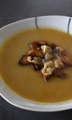 Potage aux oignons et croûtons gratinés Potage aux oignons et croûtons gratinés